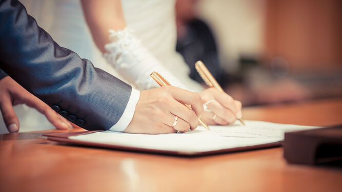 Una pareja firma el contrato matrimonial