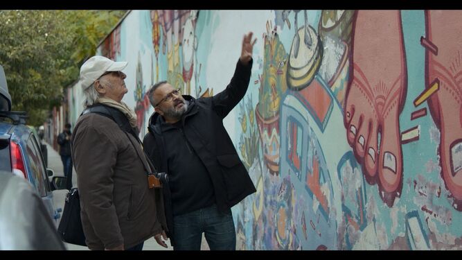 Saura y el graffitero Zeta ante un mural en el barrio madrileño de Lavapiés.