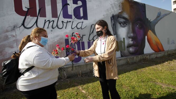 Reparto de flores por el acto de inauguración del mural de la igualdad. Imagen de archivo.