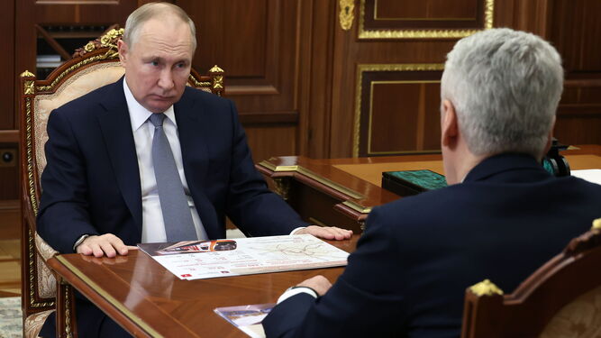 El presidente ruso, Vladimir Putin, durante un encuentro con el alcalde de Moscú.