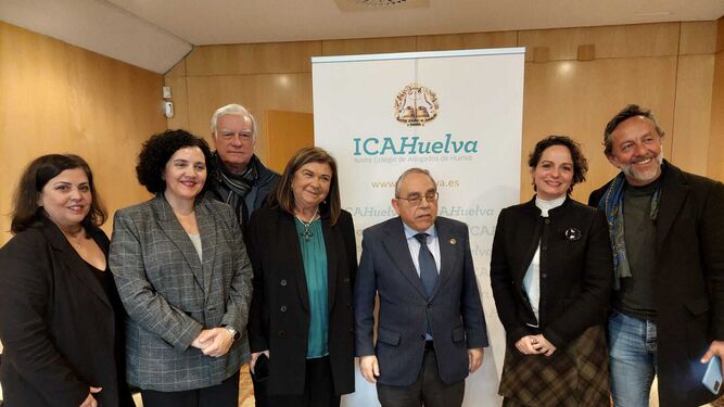 La delegada de Justicia durante su visita al centro de mediación del Colegio de Abogada de Huelva.