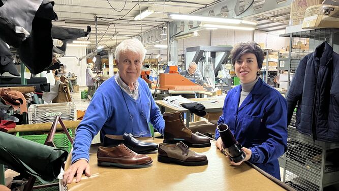 “Mujeres al frente de las fábricas de calzado tradicional de Valverde del Camino ”