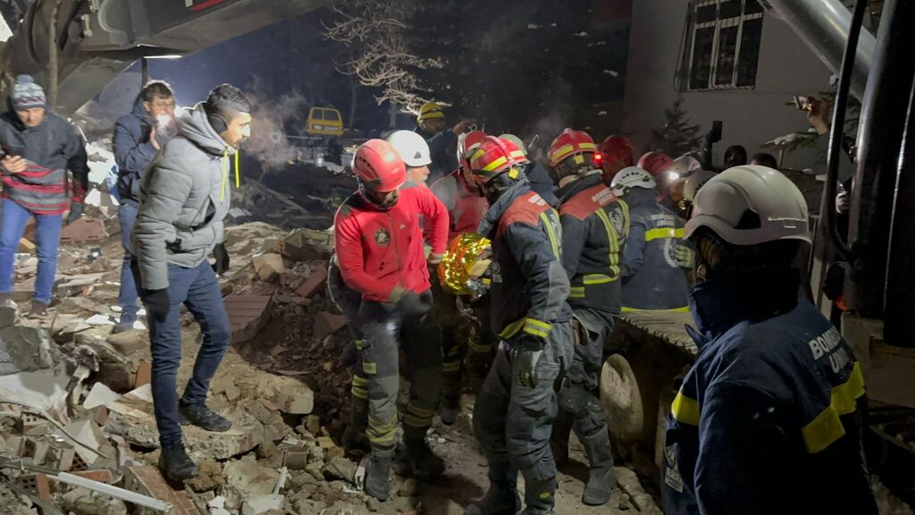 El rescate de una mujer con vida en el terremoto de Turqu&iacute;a por los bomberos de Huelva