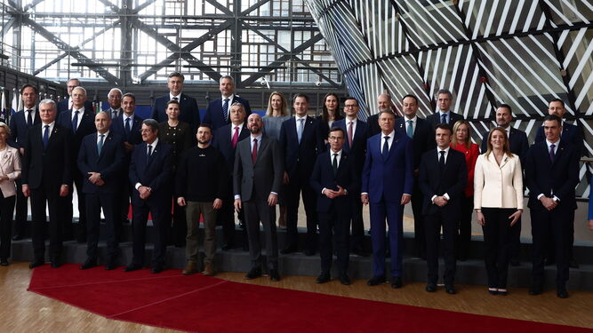 Zelenski posa en Bruselas con los líderes de la UE.