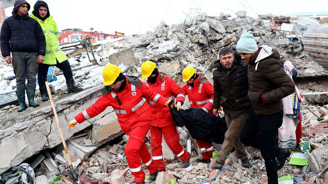 Rescate de víctimas del terremoto.
