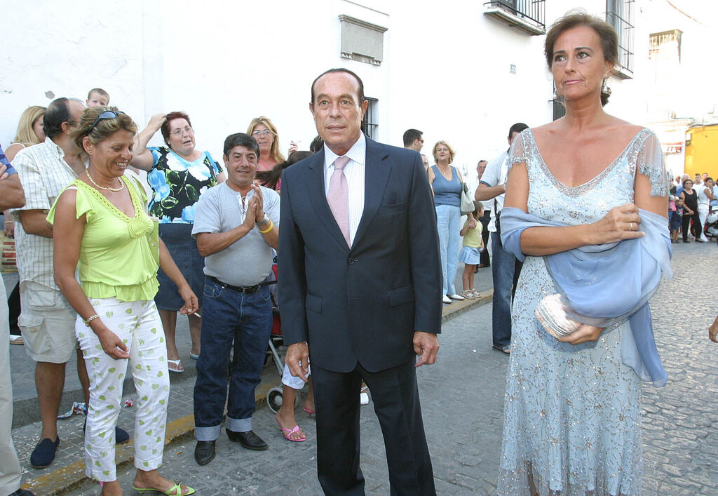 El diestro Curro Romero y su mujer, Carmen Tello, al llegar a la Prioral portuense