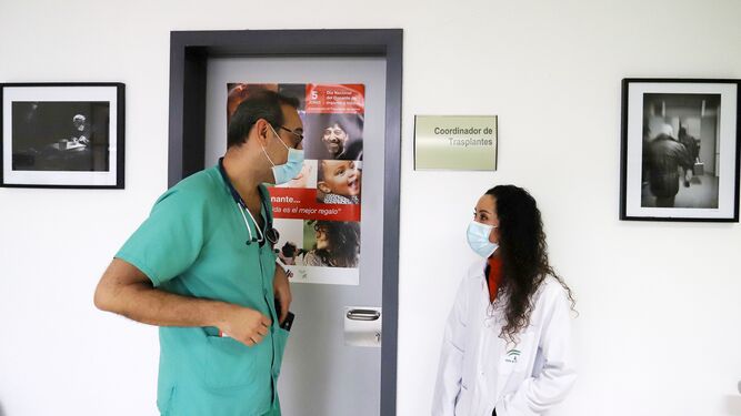 José Ignacio Ortiz y Paloma Oliva en el hospital Infanta Elena.