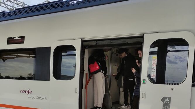 Pasajeros de pie en el tren Huelva-Sevilla de este viernes.