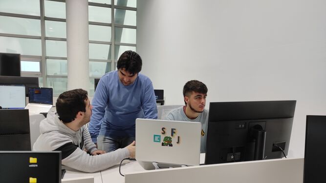 Tres informáticos durante su labor en la sede de Stemdo en Huelva.