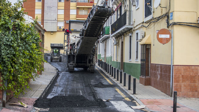 Las obras del séptimo Plan de Asfaltado impulsado por el Ayuntamiento avanzan desde el lunes por la Avenida de Galaroza
