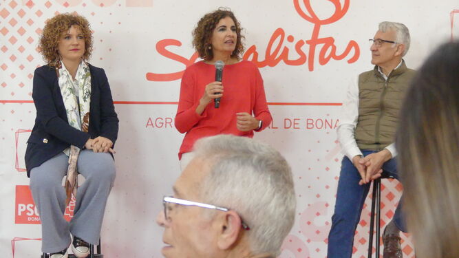 La ministra de Hacienda participa en el Día de la Rosa de Bonares y ensalza "el ejemplo de cooperacion vecinal"