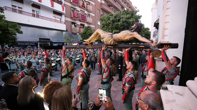 La Legión junto al Cristo de la Vera+Cruz el pasado 2022 en Huelva