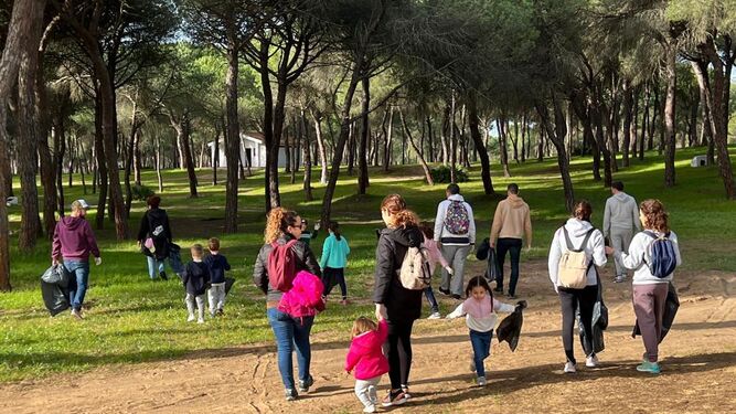 El colegio Cardenal Spínola de Huelva organiza una recogida de resudios para limpiar los pinos de Aljaraque