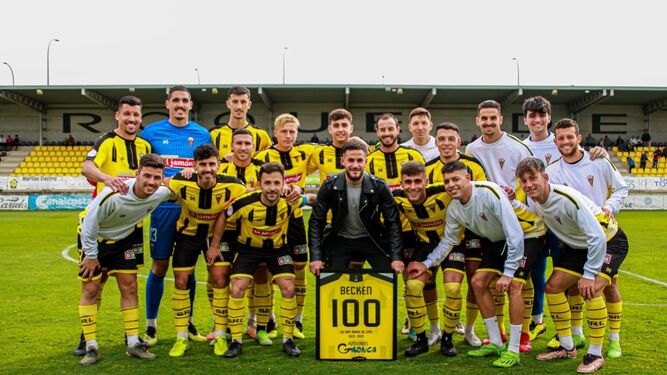 El San Roque homenajea a Becken por sus 100 partidos con la camiseta aurinegra.