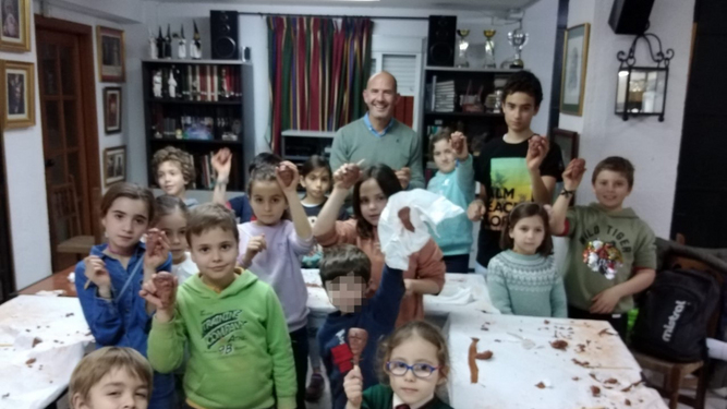 La Hermandad de la Vera Cruz organiza un taller de modelado para los más pequeños