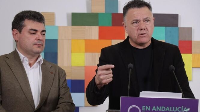 El portavoz adjunto de Por Andalucía, Juan Antonio Delgado, junto al diputado de Unidas Podemos Ezequiel García.