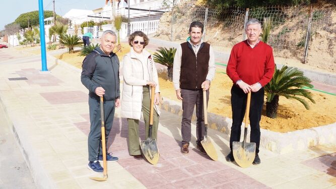 El alcalde de Palos, Carmelo Romero, acompañó a los vecinos de Mazagón en la plantación