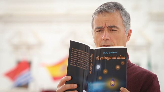 Manuel González Guerrero con un ejemplar de su libro.