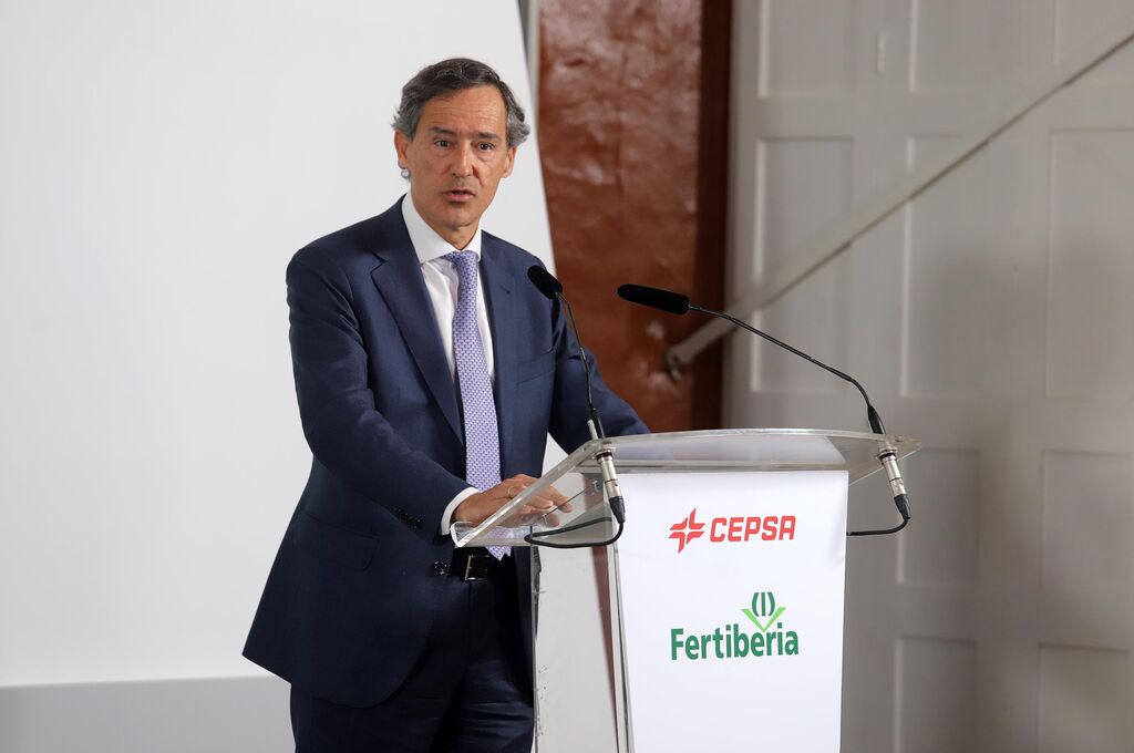 Im&aacute;genes de la firma del acuerdo entre Cepsa y Fertiberia para implantar el anillo de hidr&oacute;geno verde en Huelva