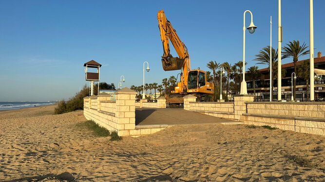 Obras de remodelación del acceso central a la playa.