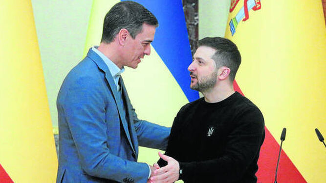El presidente del Gobierno, Pedro Sánchez, saluda a su homólogo de Ucrania, Volodímir Zelenski, en Kiev.