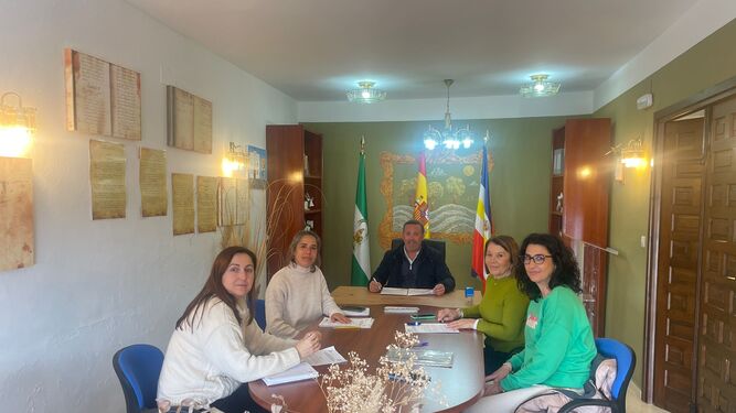 Firma del acuerdo entre el Ayuntamiento de San Silvestre y Feafes.