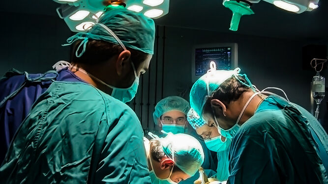Cirujanos en quirófano durante una intervención en un trasplante en una imagen de archivo.