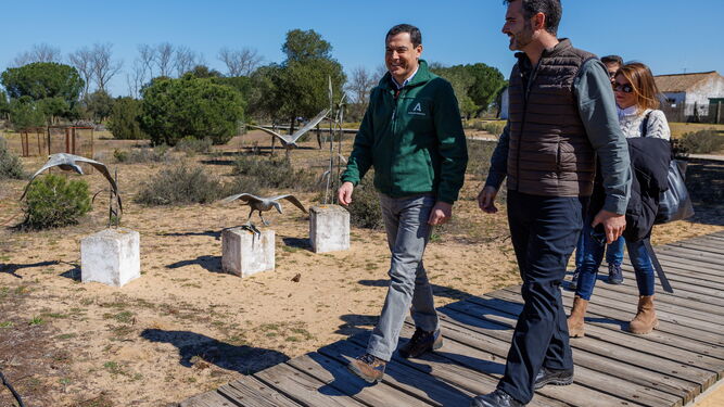 Juanma Moreno y el consejero de Medio Ambiente, Ramón Fernández Pacheco, este jueves en Doñana.