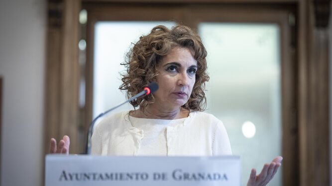 María Jesús Montero atiende a los medios en Granada.