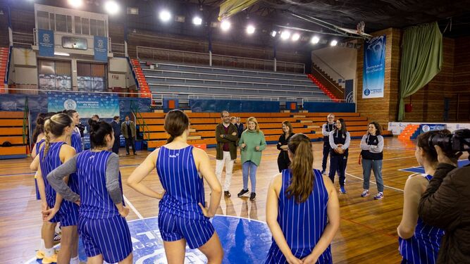 Pilar Miranda visita al equipo femenino del Ciudad de Huelva.
