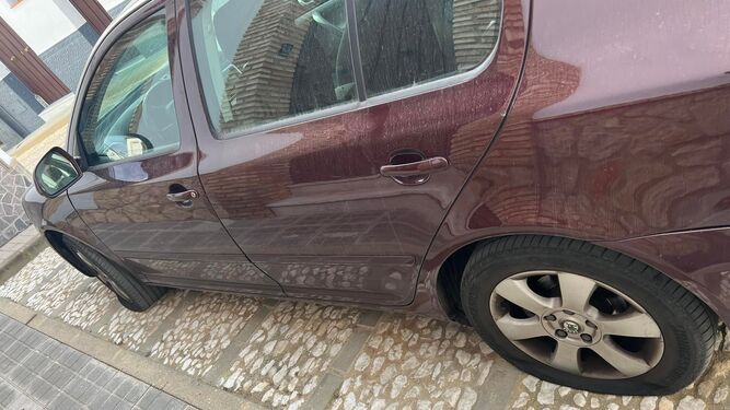Las ruedas del coche del alcalde de Jabugo pinchadas