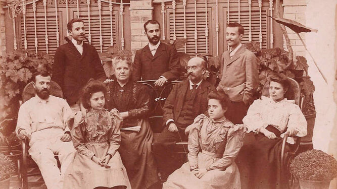 Foto familiar de los Figueroa López. Camila es la joven sentada a la izquierda.