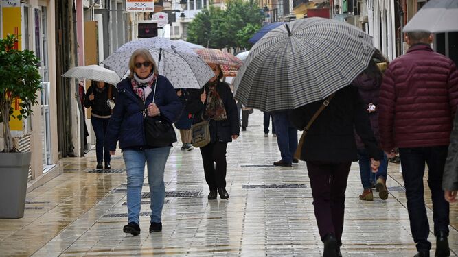 Los paraguas fueron los grandes protagonistas de este lunes en Huelva.