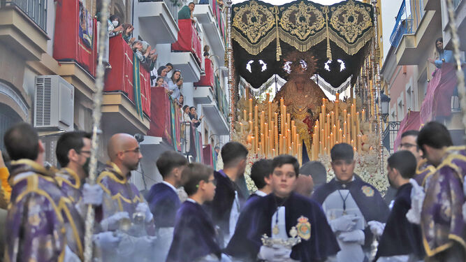 La Hermandad de la Esperanza por las calles de Huelva en la Semana Santa 2022.