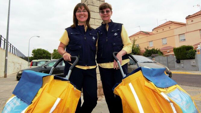 Dos mujeres empleadas de Correos en Huelva.