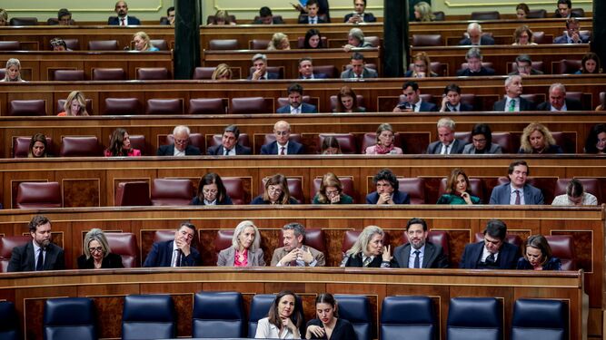 Ione Belarra e Irene Montero solas en el banzo azul del Gobierno en el pleno de esta semana en el Congreso.