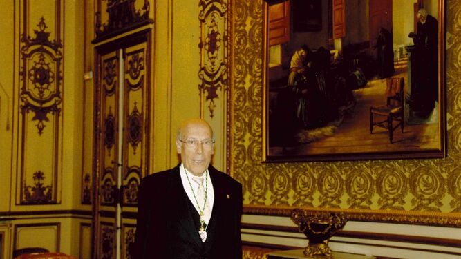 Agustín García Asuero, con su medalla de la Real Academia de Farmacia.