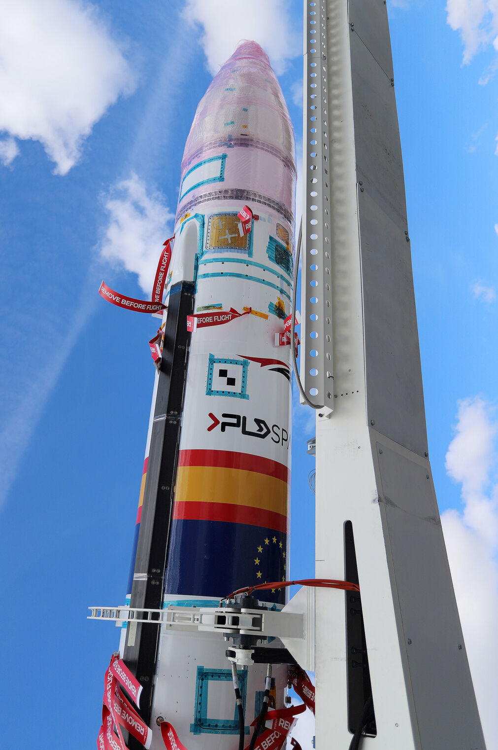 Im&aacute;genes de Pedro S&aacute;nchez en su visita al cohete Miura en la base espacial en Huelva