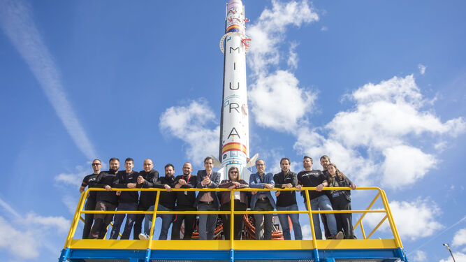 El equipo de PLD Space junto al cohete en su rampa de lanzamiento.