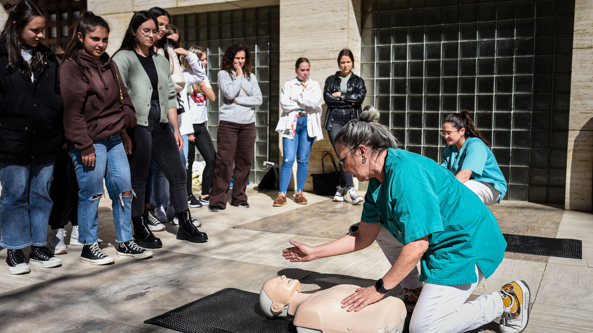Los escolares de Huelva aprenden a salvar vidas con maniobras RCP, en im&aacute;genes