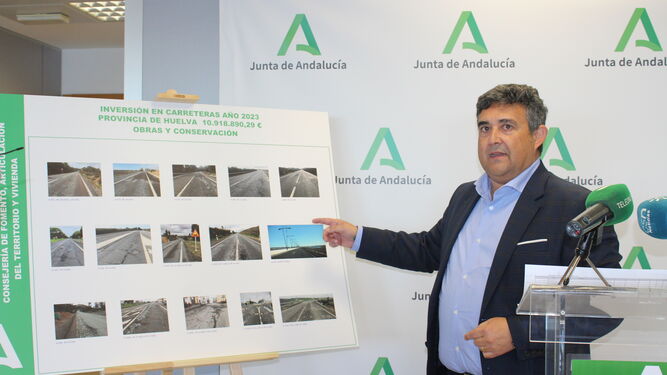 José Manuel Correa junto al mapa con todas las obras.