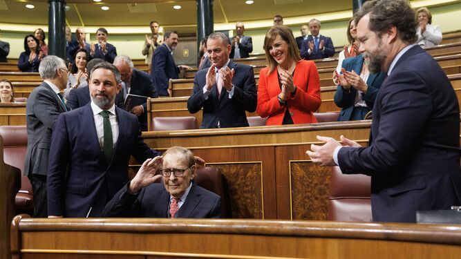 Abascal y Espinosa de los Monteros aplauden a Ramón Tamames, desde el escaño donde interviene en la moción de censura.