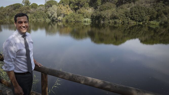 Juanma Moreno en una de las lagunas de Doñana.