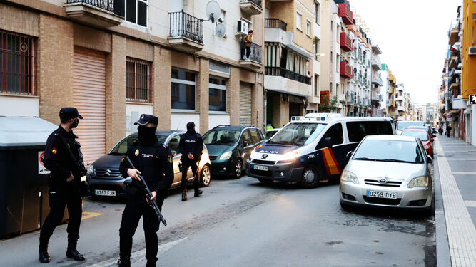 El operativo de la Policía Nacional en la calle Nicolás Orta de Huelva.