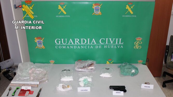 Armas y drogas incautadas al líder de la banda criminal detenido.