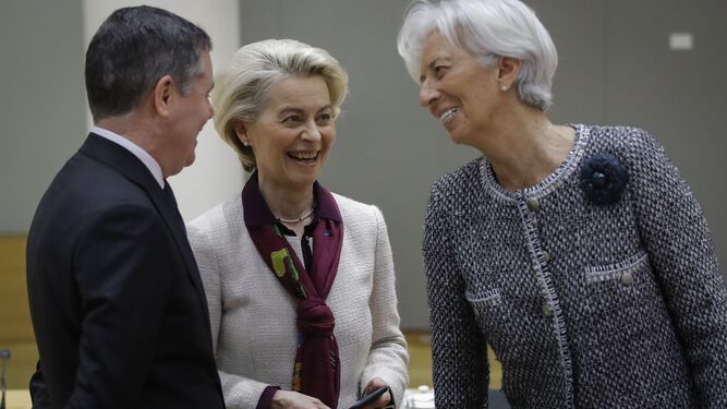 La presidenta de la Comisión Europea, Ursula von der Leyen, conversa con Christine Lagarde, presidenta del Banco Central Europeo (BCE), y el presidente del Eurogrupo, Paschal Donohoe