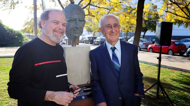 Víctor Márquez Reviriego junto al busto y el escultor Alberto Germán Franco.