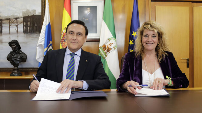 Villamandos y Miranda firman el acuerdo.