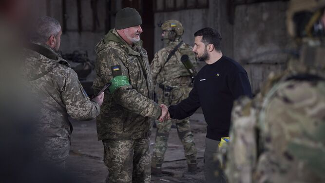 El presidente ucraniano, Volodimir Zelenski, visita a las tropas en Bajmut.