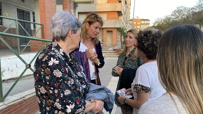 Pilar Miranda durante su visita al barrio de Nuevo Molino.